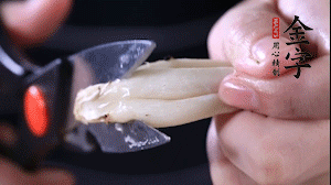 蟹味菇去掉根部洗凈。