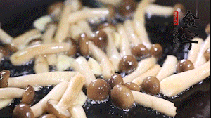 熱油下鍋煸香蒜末，依次加蟹味菇、香腸、西蘭花均勻翻炒，放適量水燜煮3分鐘。