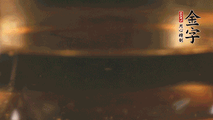 冷水下鍋，加入牛仔骨、姜片焯水備用。