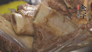 鍋中加熱適量油，加入姜和牛仔骨炒至外表呈金棕色。