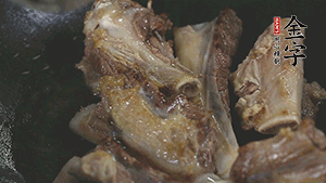 加入白蘿卜、料酒、水、火腿煮40分鐘。