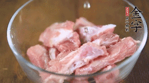 切成小段的排骨洗凈后，加姜片焯水3分鐘。