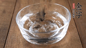 黑木耳泡發(fā)備用。