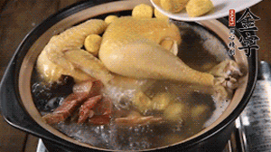 出國(guó)前加少許鹽，撒上蔥花即可。