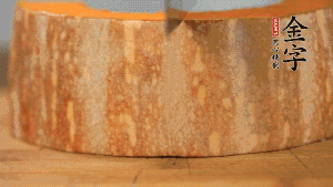 南瓜去皮洗凈后，切成規(guī)則的長方形。