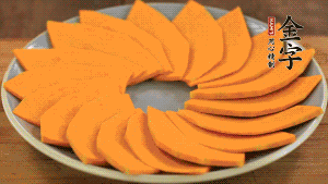 秋葵、南瓜交叉擺在盤中，然后香腸片置于上面，擺成花環(huán)狀。