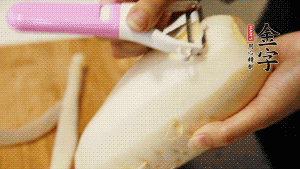 蘿卜去皮，切成絲。（如果用擦菜板，不能選擦成太碎的）