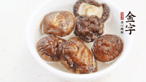 鍋加熱至7成，放蘿卜絲煸炒，加3粒冰糖翻炒至透明，盛出備用。