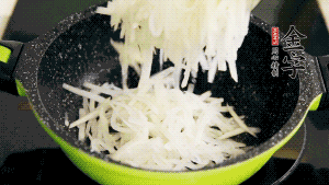 鍋加油至5成熱，放香腸粒、臘肉粒翻炒，等脂肪變透明后，加香菇、瑤柱、蝦米，放適量冰糖、胡椒粉、鹽炒至香味溢出。