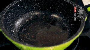 盆中放入炒好的蘿卜絲、香腸等食材，加粘米粉、澄粉，一邊倒香菇水，一遍攪拌成稀糊狀。（加入少量的澄粉可以讓蘿卜糕質(zhì)地柔軟又充滿彈性，而且還可以增加成品的透明感。 ）