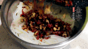 在蒸盤中鋪上油紙，鋪好食材后壓一壓，蒸箱中蒸30分鐘即可。（蒸好的蘿卜糕切成厚片，用少量油煎一下，撒點(diǎn)蔥花口味更好。）