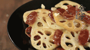 出鍋前加少許鹽調(diào)味，撒上蔥花即可。