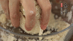 揉勻成光滑的面團(tuán)后，醒發(fā)半小時(shí)。