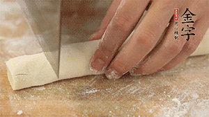 均勻切段后搓成長條狀，繞到香腸上，以紅豆點(diǎn)綴眼睛。