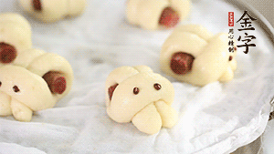 上鍋大火蒸20分鐘后，關(guān)火燜5分鐘就可以了。