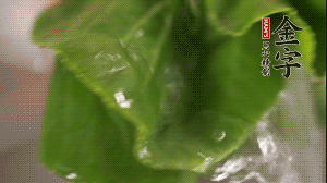 小青菜從根部掰開，分別洗凈。