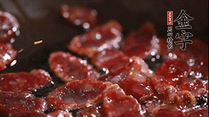 鍋中油7成熱時，香腸片翻炒均勻，然后依順序加胡蘿卜絲、小青菜、面條。