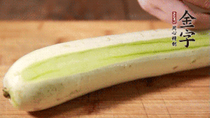 絲瓜去皮，切成1cm厚的小圈。