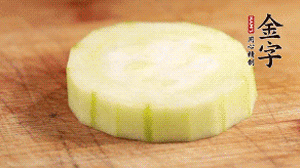 將香腸片鋪到絲瓜圈上。