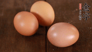 雞蛋加鹽打散1分鐘。