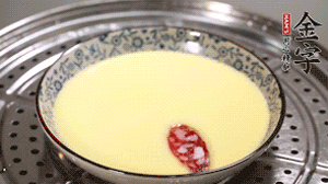 將香腸片均勻鋪上，繼續(xù)蒸6分鐘。