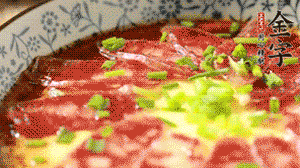 出鍋前淋上少許生抽、香油調味，撒上蔥花就可以了。