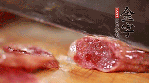 金字香腸蒸或煮至7成熟，切成片備用。