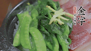 燜好的米飯開蓋，放入菜心、荷蘭豆，澆上調(diào)味汁拌勻。