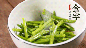 將調料放入準備好的食材中，攪拌均勻。