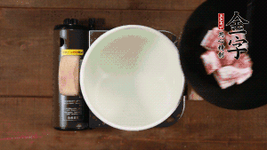 鮮肉冷水下鍋，加姜片焯水3分鐘。