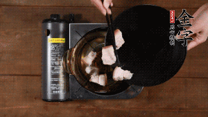 將鮮肉、咸肉、姜片、蔥結(jié)放到湯鍋中，加黃酒及足量清水。