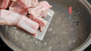 剁成塊狀的排骨洗凈，放入沸騰的鍋中，加姜片汆燙，2分鐘后撈出備用。