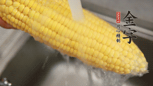 蓮藕切塊、玉米切段、荸薺削皮。