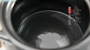 依次把排骨、玉米、蓮藕、荸薺放入砂鍋中。（根據(jù)食材的難易熟度放置，難熟的放下面，其他湯品也是一樣。）