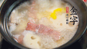 出鍋前加適量鹽調(diào)味，撒香菜點(diǎn)綴就可以啦。