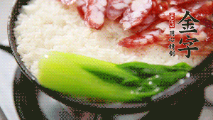 5分鐘后，在鍋邊用勺子淋一圈少少的油。打雞蛋，放青菜，把調(diào)好的醬汁倒入。（在米飯周圍用小勺沿著鍋邊淋上一圈油，是為了吃到地道的鍋巴。這個過程可以稍微轉(zhuǎn)動下鍋，使四壁受熱均勻。）