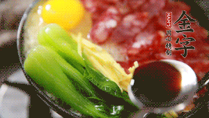 小火繼續(xù)燜，聞到米飯焦香關(guān)火繼續(xù)燜2分鐘。（微微的火力讓米飯和香腸融為一體，滋味互相滲透，又不至于讓米飯成熟太快而導(dǎo)致煳底。）