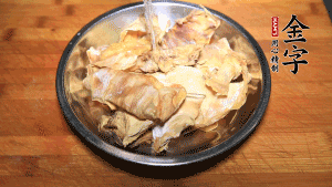 筍干冷水泡發(fā)至軟，切成小段，生姜切成片備用。