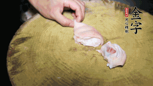 新鮮豬蹄切成塊狀，冷水入鍋，加姜片、黃酒汆燙3分鐘，出鍋后洗凈。（要先將豬蹄的蹄甲和毛處理干凈，如果有毛扎扎的感覺，非常影響口感。大火燒開后，撇去血沫，要多撇幾遍至干凈，這樣才可使湯色更鮮亮、清淡不油膩。）