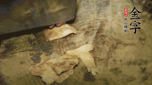 加適量溫水淹沒食材，大火燉至水沸后再小火慢燉1小時(shí)，出鍋前10分鐘加枸杞。（焯過水后的豬蹄不應(yīng)再用涼水，用溫水燉煮更容易軟爛。也可以用高壓鍋或者有煲湯功能的電飯煲，省時(shí)又便于入味。）