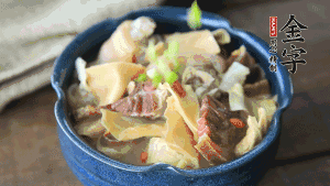 加翠綠的蔥花點(diǎn)綴一下就可以啦。