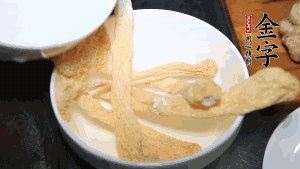 竹蓀淡鹽水泡發(fā)后，剪去菌蓋頭（封閉的一端），切成小段。生姜切片，蔥切段備用。