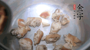 煎至兩面略金黃時(shí)，加適量熱水燉至奶白。