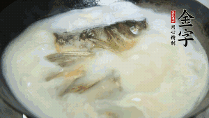 然后加竹蓀段、姜片、枸杞、火腿片，以少量鹽、黃酒調(diào)味，大火燉煮10分鐘。