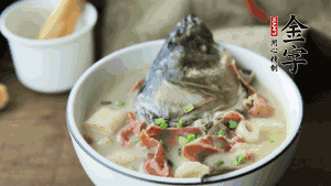 出鍋前可以撒上少許蔥花點(diǎn)綴。