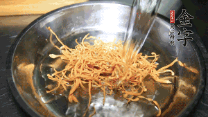 蟲草花用涼水浸泡10分鐘，干香菇溫水泡發(fā)至軟去蒂備用。蓮子、紅棗也可一同清洗干凈。