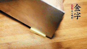 將雞、生姜片、火腿片放入砂鍋中，注入清水淹沒雞身。（燉湯最適宜冷水下鍋，隨著水溫的慢慢升高，原料會(huì)充分釋放出營養(yǎng)。）