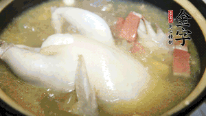 煮沸時(shí)加入蟲草花、香菇、紅棗，以料酒調(diào)味繼續(xù)小火燉煮1小時(shí)左右。