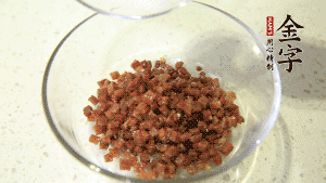 【月餅餡】2．火腿丁、白砂糖、蜂蜜攪拌腌漬2小時(shí)。