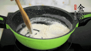 【月餅餡】3．把面粉放入干凈的炒鍋，小火加熱不斷翻炒，至呈微黃色熟透。在腌漬好的火腿丁中加熟面粉，拌勻后，加黃油拌勻揉搓成12個(gè)小球，放冰箱冷藏備用。